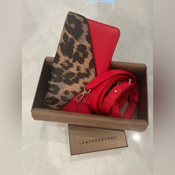 EUC! DVF x Leatherology animal print/red convertible wallet/crossbody. - Picture 5 of 9